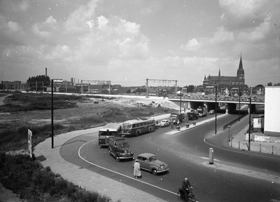 167208 Gezicht op de Emmasingel te Eindhoven, met rechts op de achtergrond het Emmasingelviaduct ...
